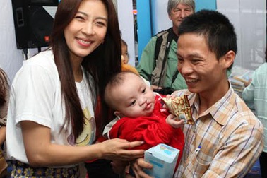 Diễn viên Ha Ji Won thân thiện với trẻ em khuyết tật Việt Nam