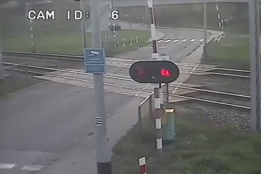 Tài xế xe buýt cố vượt rào chắn, muốn tàu... nhường đường