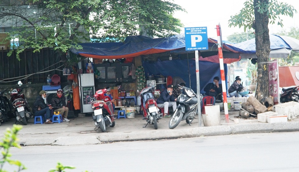 Hà Nội: Nhiều quán trà đá vỉa hè mọc trở lại bất chấp lệnh cấm - 6 Hà Nội: Nhiều quán trà đá vỉa hè mọc trở lại bất chấp lệnh cấm - 6