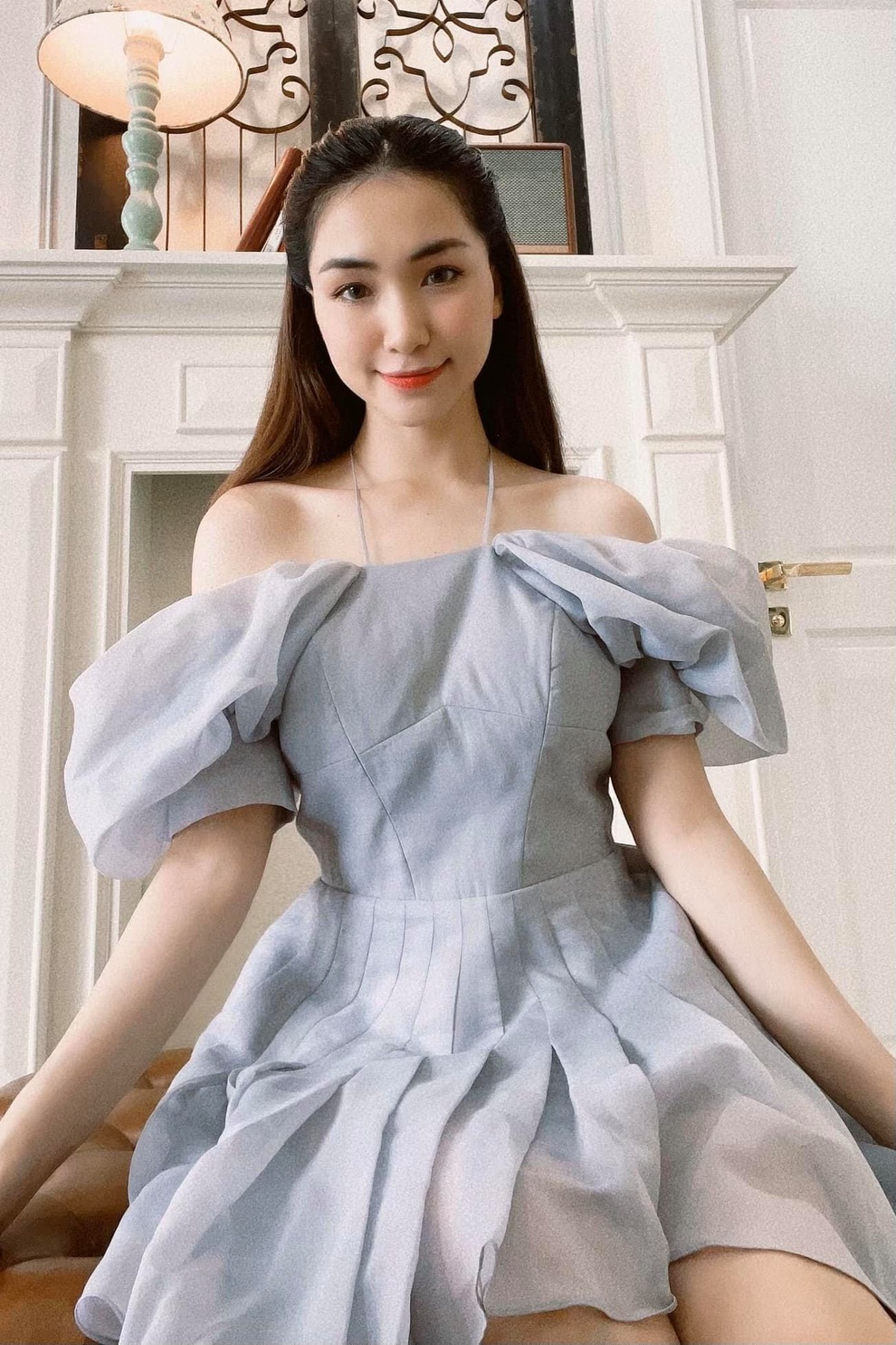 Lan Ngọc giãn cách vẫn lên đồ chụp ảnh, tạo dáng trong... phòng ngủ - 8 Lan Ngọc giãn cách vẫn lên đồ chụp ảnh, tạo dáng trong... phòng ngủ - 8