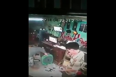 Khoảnh khắc người đàn ông bị điện giật ngay khi vừa cắm sạc điện thoại