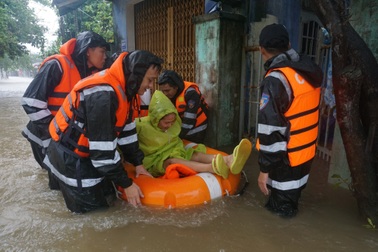 CSCĐ sơ tán người dân mắc kẹt trong mưa lũ ở Đà Nẵng