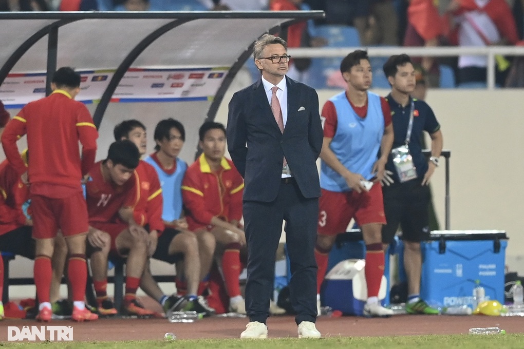 HLV Troussier thất thần khi tuyển Việt Nam thủng lưới ở giây cuối cùng - 3 HLV Troussier thất thần khi tuyển Việt Nam thủng lưới ở giây cuối cùng - 3