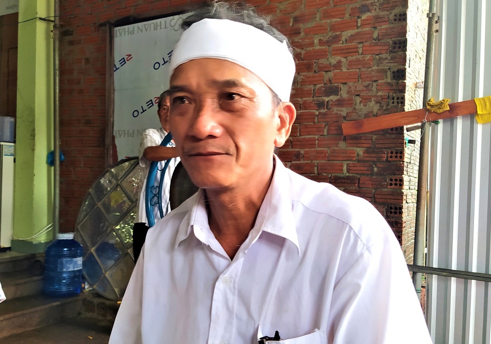 Bố mẹ bị lũ cuốn trôi, con gái 2 tuổi ngơ ngác đội khăn tang - 4 Bố mẹ bị lũ cuốn trôi, con gái 2 tuổi ngơ ngác đội khăn tang - 4