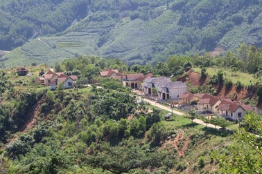 Nhà cửa liên tục rung lắc khiến người dân hoang mang