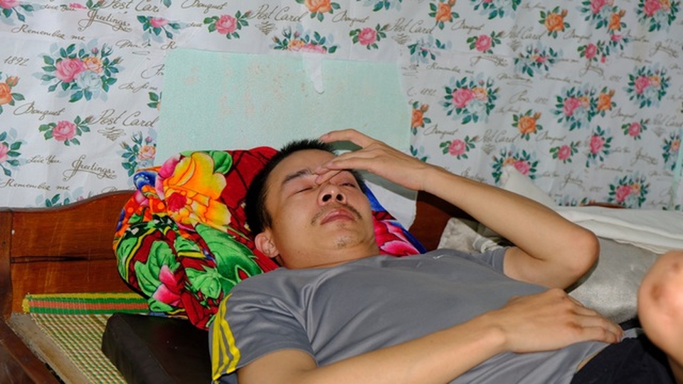 Bạn đọc ủng hộ bố con người đàn ông tàn tật hơn 70 triệu đồng - 1 Bạn đọc ủng hộ bố con người đàn ông tàn tật hơn 70 triệu đồng - 1