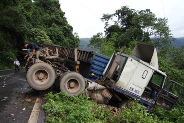Container tông ô tô trên đèo, 6 người mắc kẹt trong xe
