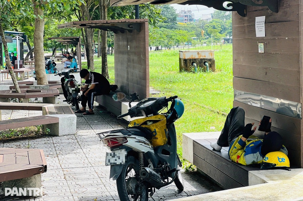 Tài xế xe ôm công nghệ chạy ngày lẫn đêm nhưng quyền lợi bị bỏ ngỏ - 1 Tài xế xe ôm công nghệ chạy ngày lẫn đêm nhưng quyền lợi bị bỏ ngỏ - 1