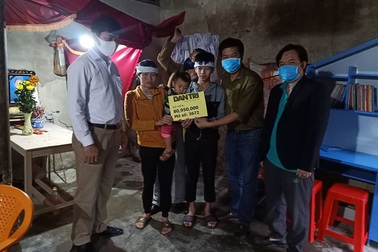 Bạn đọc Dân trí giúp đỡ cậu bé mồ côi cha gồng mình cứu đôi mắt của mẹ