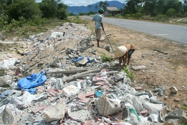 Rác thải xây dựng đổ tràn khắp xã