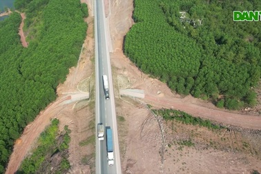 Ghi nhận trên cao tốc Cam Lộ - La Sơn nửa tháng sau vụ tai nạn thảm khốc