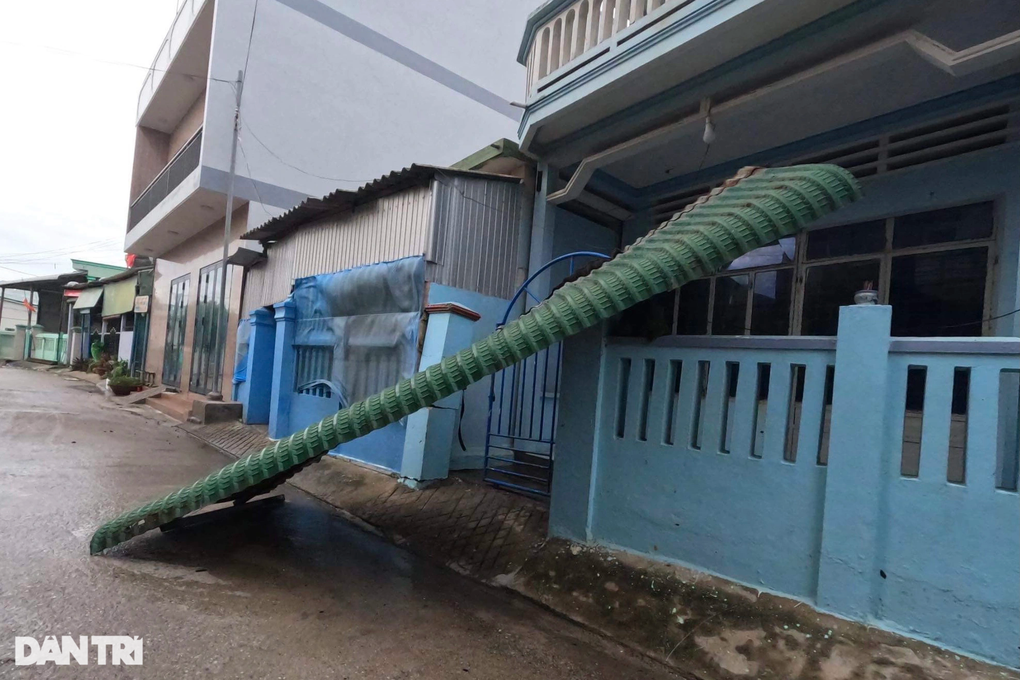 Bão Noru đánh đắm nhiều tàu thuyền ở đảo Lý Sơn - 8 Bão Noru đánh đắm nhiều tàu thuyền ở đảo Lý Sơn - 8