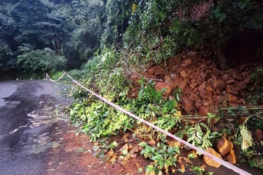 Đất đá đổ xuống đèo Bảo Lộc ở Lâm Đồng trong mưa lớn