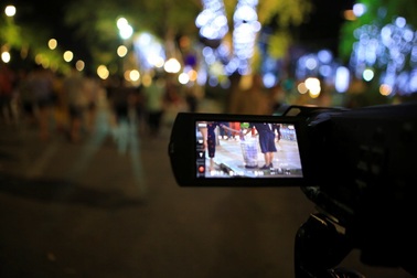 Theo chân nhân viên môi trường ghi hình người xả rác ở hồ Gươm