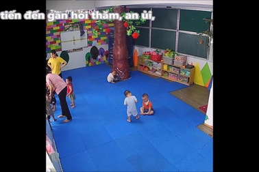 Hành động đáng yêu của em bé trong lớp mầm non gây cảm động