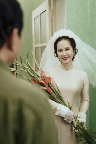 NSND Lan Hương xúc động tái hiện ảnh cưới: "Anh Kỷ tự tay bó hoa cho tôi" - 3