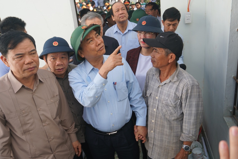 Thủ tướng thị sát, thăm hỏi người dân vùng bão lũ Quảng Ngãi và Quảng Nam - 1 Thủ tướng thị sát, thăm hỏi người dân vùng bão lũ Quảng Ngãi và Quảng Nam - 1