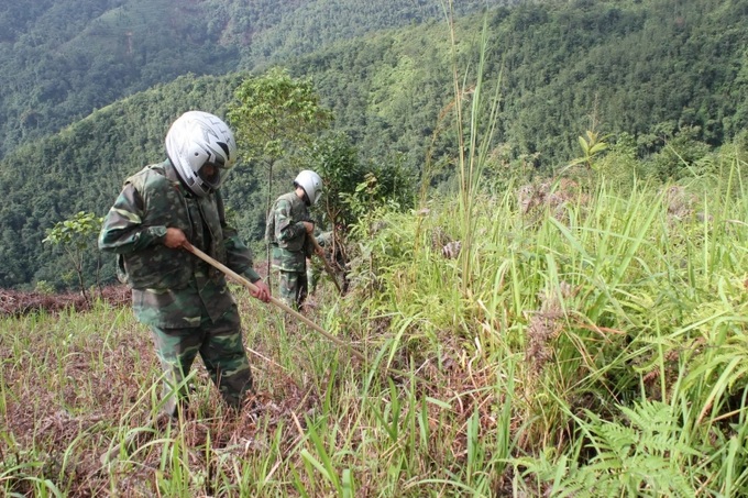 Lực lượng công binh triển khai công tác rà, phá bom, mìn trả lại lại màu xanh cho các vùng đất chết.