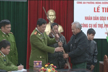Mang súng tự chế gia truyền đi giao nộp