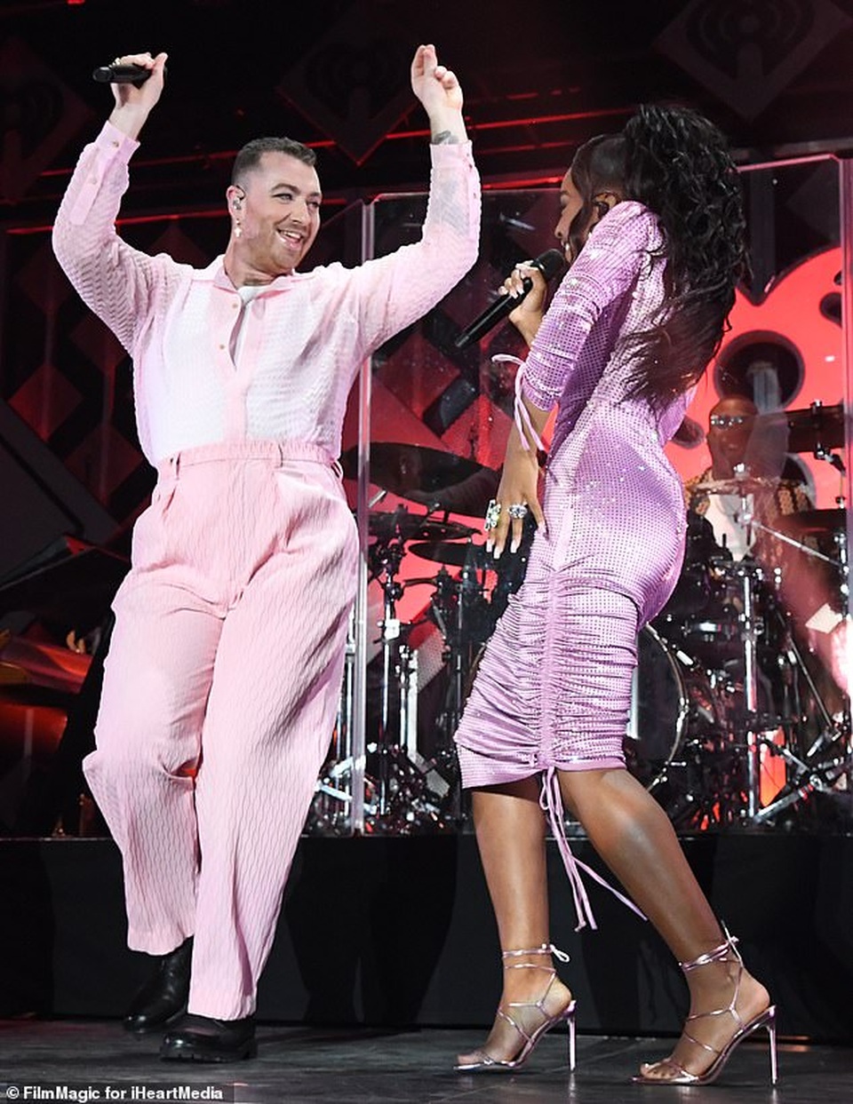 Sam Smith điệu đà diện cây đồ hồng lên sân khấu - 1 Sam Smith điệu đà diện cây đồ hồng lên sân khấu - 1