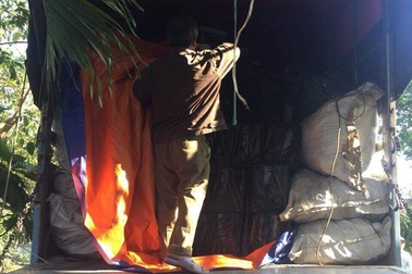 Hơn 600 chai rượu ngoại "ẩn mình" trong xe... phế liệu