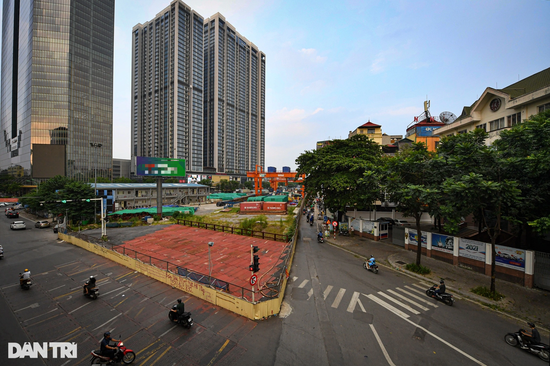 Cỏ cây mọc um tùm trên đại công trường dự án metro Nhổn - ga Hà Nội - 15 Cỏ cây mọc um tùm trên đại công trường dự án metro Nhổn - ga Hà Nội - 15