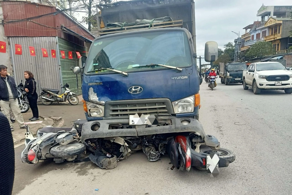 Hà Nội: Ô tô tải đâm liên hoàn 4 xe máy, một người tử vong - 1 Hà Nội: Ô tô tải đâm liên hoàn 4 xe máy, một người tử vong - 1