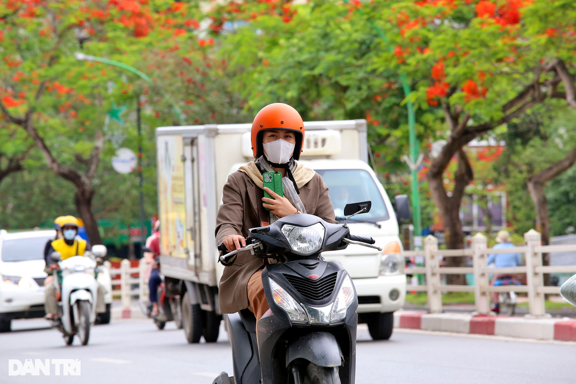 Người dân mặc áo phao ra đường giữa tháng 5 mùa hoa phượng nở đỏ rực - 2 Người dân mặc áo phao ra đường giữa tháng 5 mùa hoa phượng nở đỏ rực - 2
