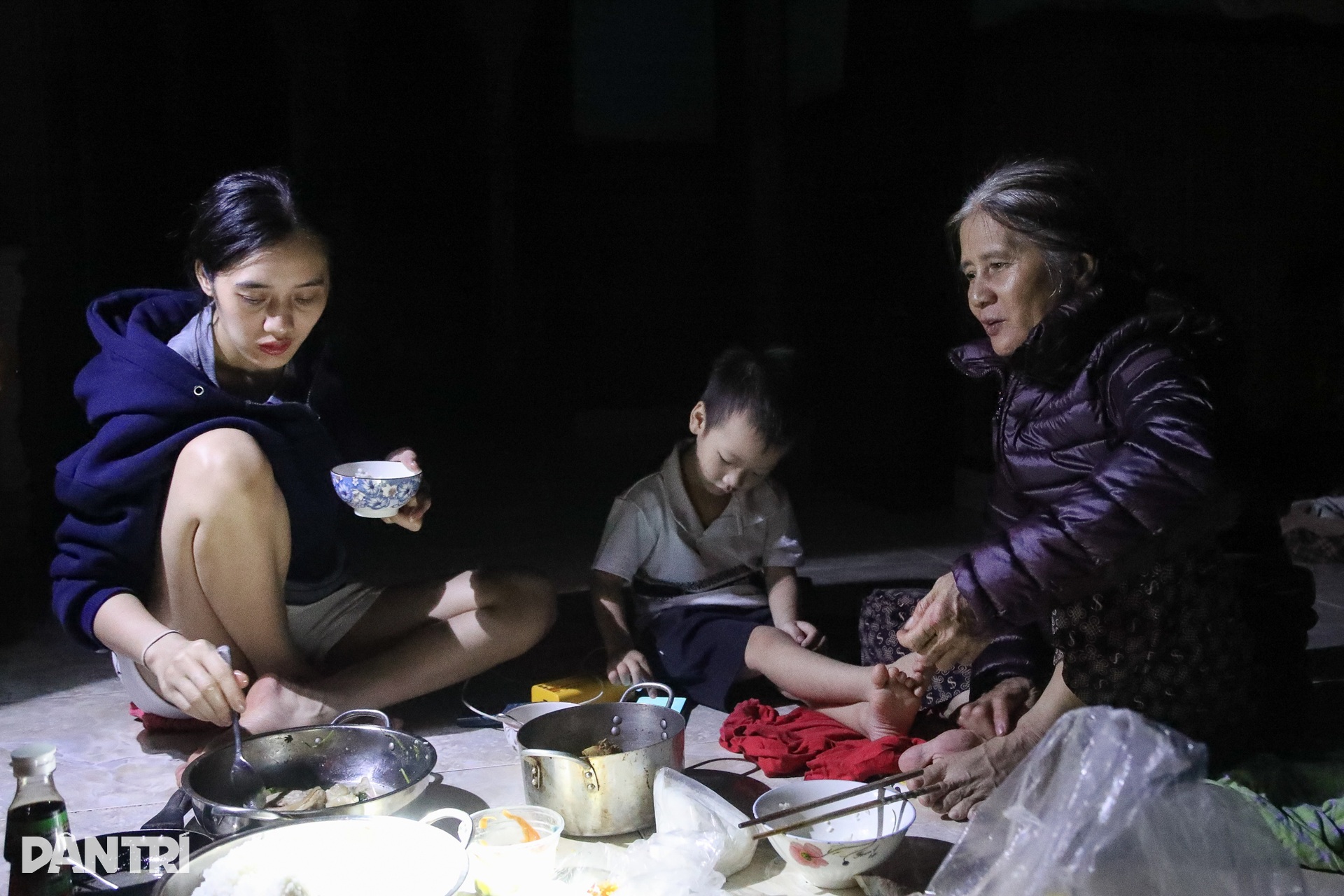 Những đêm không ngủ của người dân rốn lũ Hòa Thịnh - 8