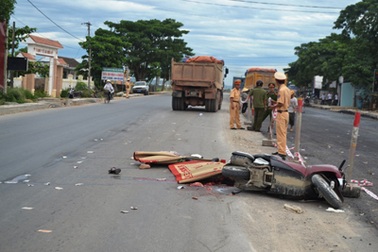 Hai vợ chồng chết thảm dưới bánh xe tải