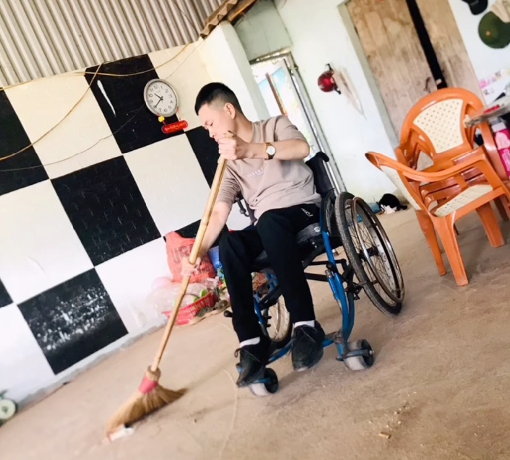 Cuộc sống của cô gái xinh đẹp cãi lời cha mẹ lấy chồng ngồi xe lăn - 4 Cuộc sống của cô gái xinh đẹp cãi lời cha mẹ lấy chồng ngồi xe lăn - 4