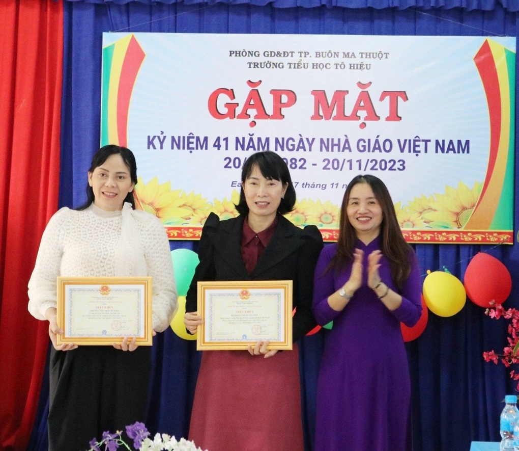 Khen thưởng các trường xin đổi hoa 20/11 thành BHYT cho học sinh nghèo - 2 Khen thưởng các trường xin đổi hoa 20/11 thành BHYT cho học sinh nghèo - 2