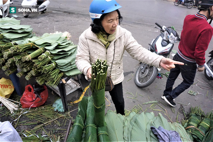 Các chủ hàng bỏ túi tiền triệu nhờ bán lá dong phục vụ người gói bánh chưng muộn - Ảnh 5.