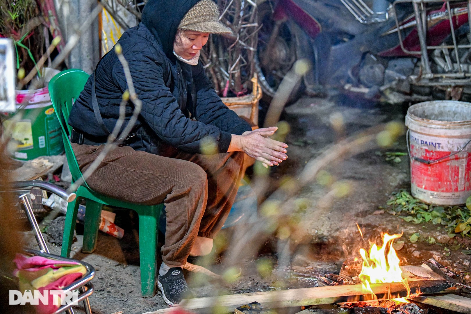 Hanoi'deki en büyük çiçek pazarı, eksi 10 santigrat derecenin altındaki soğukta gece boyunca açık kalıyor - 7 Chợ hoa lớn nhất ở Hà Nội họp xuyên đêm trong giá lạnh dưới 10 độ C - 7