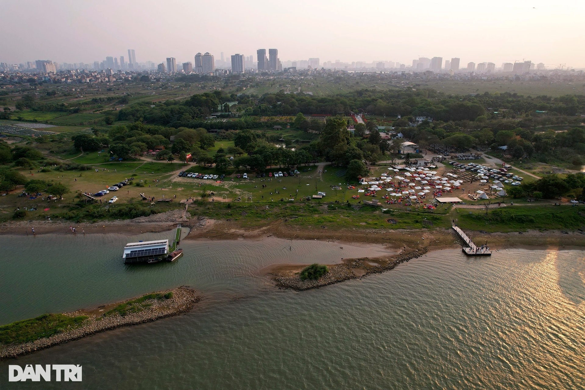 Đông nghịt người cắm trại, nghỉ ngơi ven sông Hồng dịp lễ 10/3 - 12