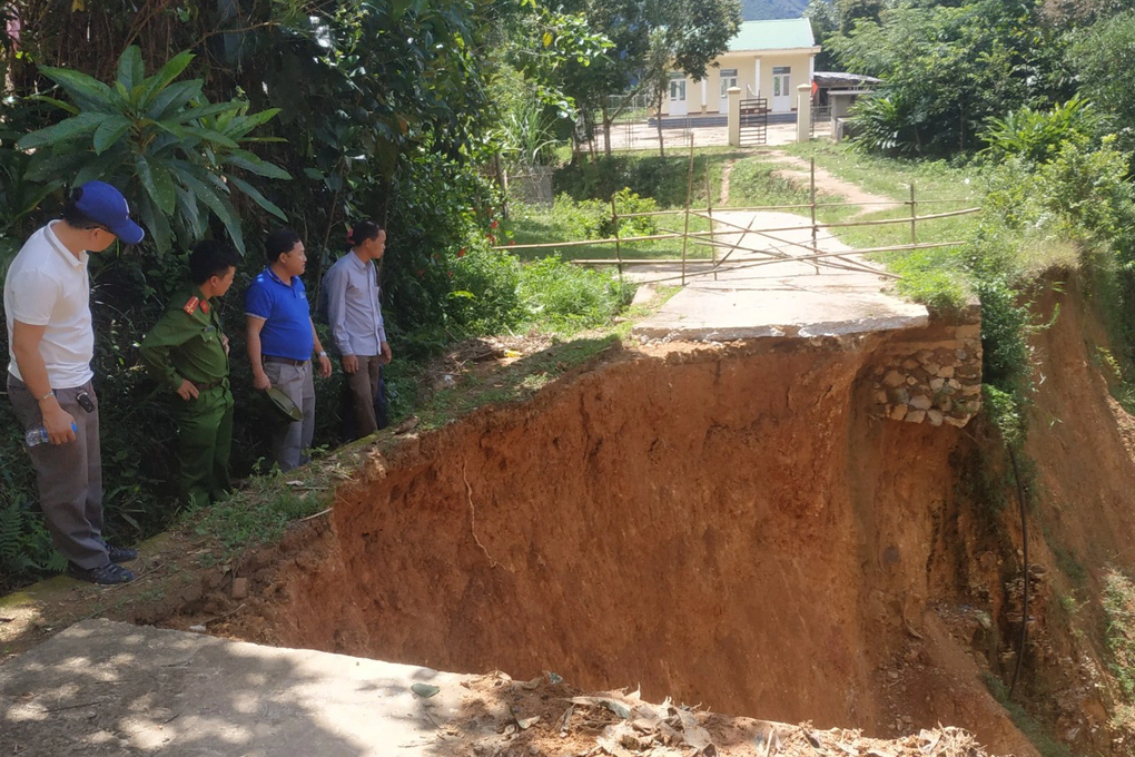 Đường đứt đôi, hàng trăm người dân bị cô lập - 3 Đường đứt đôi, hàng trăm người dân bị cô lập - 3