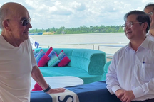 Tỷ phú Anh đón Chủ tịch Cần Thơ trên siêu du thuyền, đi chợ nổi mua khóm