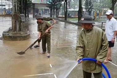 Dân quân, công an đội mưa cùng giáo viên giúp trường dọn lụt