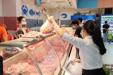 TPHCM: Xuất hiện việc gom hàng giá rẻ trong siêu thị ra ngoài bán kiếm lời