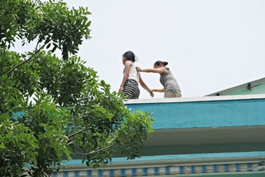 Bé gái chênh vênh trên tầng thượng trường mầm non   