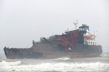 Chưa thể giải cứu tàu hàng cùng 5 thuyền viên Myanmar mắc kẹt trên biển