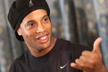 Ronaldinho “tán gái” bằng facebook