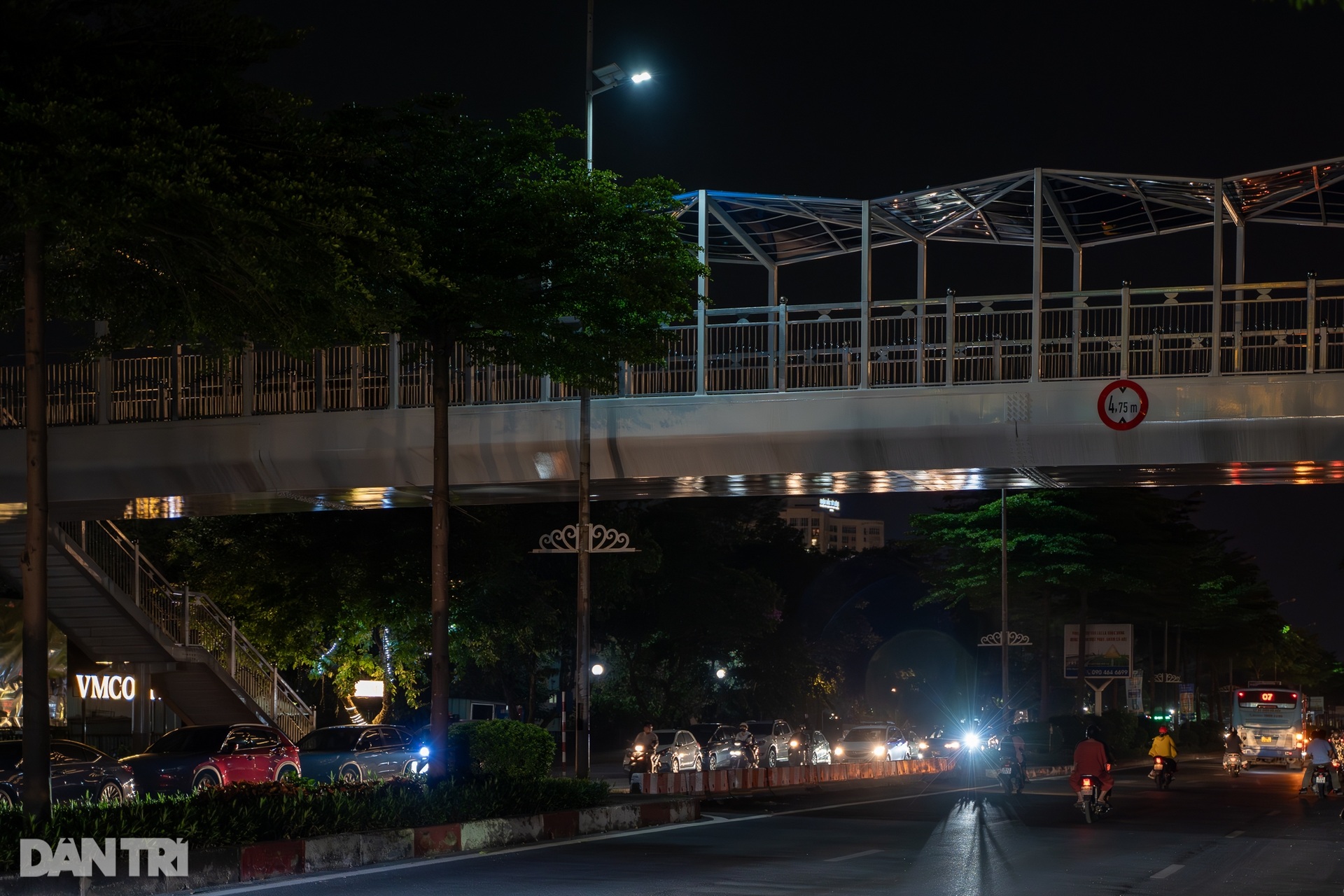 Tiềm ẩn tai nạn giao thông trên những tuyến đường khát ánh sáng ở Hà Nội - 7 Tiềm ẩn tai nạn giao thông trên những tuyến đường khát ánh sáng ở Hà Nội - 7