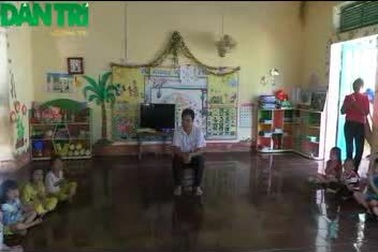 Thầy giáo cấp 2 tình nguyện sang mầm non nuôi dạy trẻ