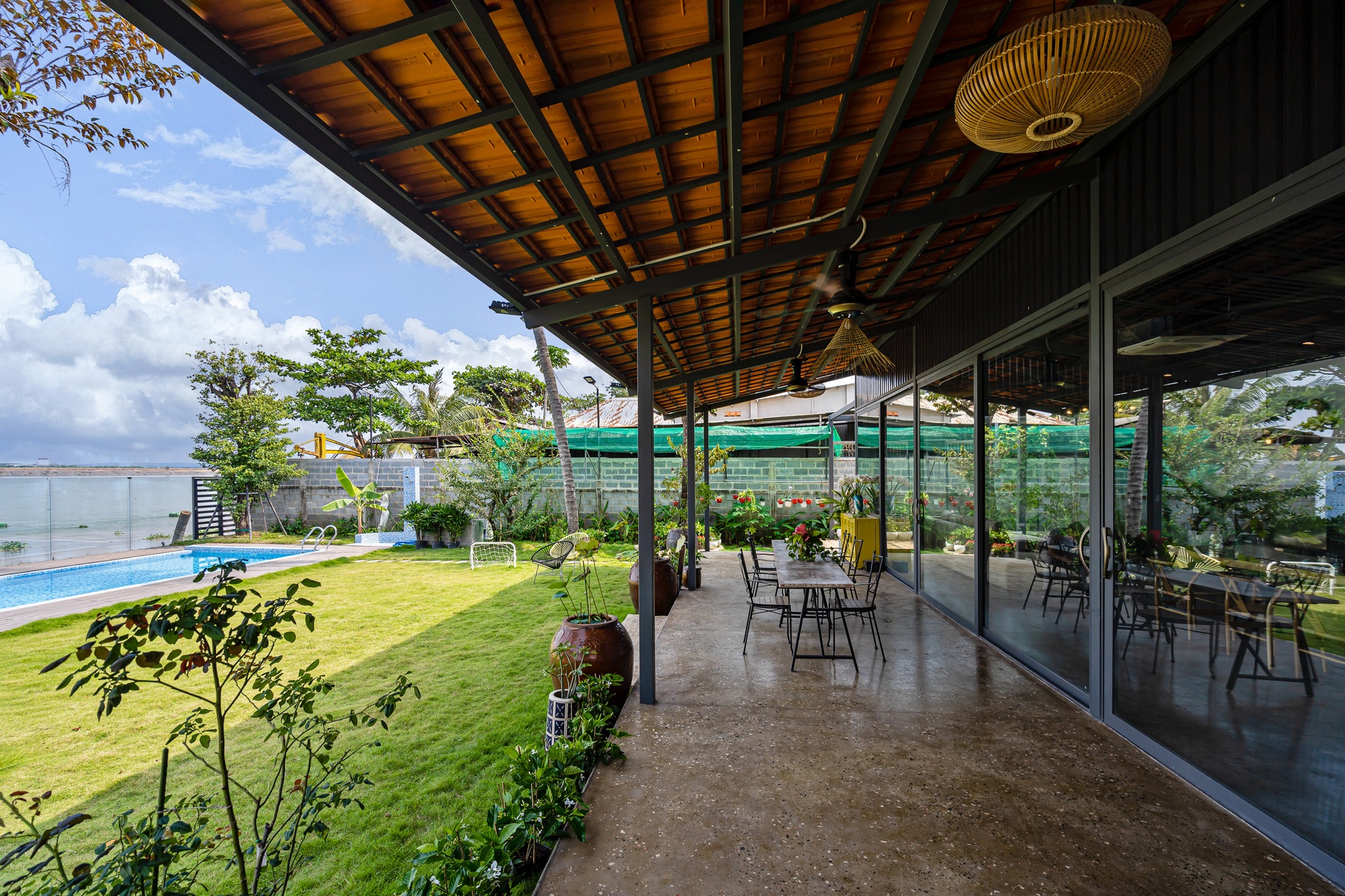 Xây nhà vườn có bể bơi né dịch, chàng trai tự thiết kế rẻ và đẹp lung linh - 2 Xây nhà vườn có bể bơi né dịch, chàng trai tự thiết kế rẻ và đẹp lung linh - 2