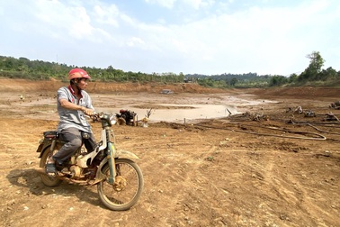 Ao hồ cạn trơ đáy, người dân hút bùn cứu cà phê