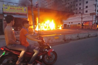 TPHCM: Cây xăng bốc cháy phừng phừng, nhiều người tháo chạy