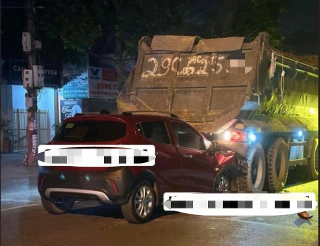 Hà Nội: Ô tô con rúc đuôi xe tải, 2 người tử vong - 1