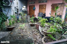 Mở cửa thấy mộ nằm san sát ở "thành phố đáng sống"