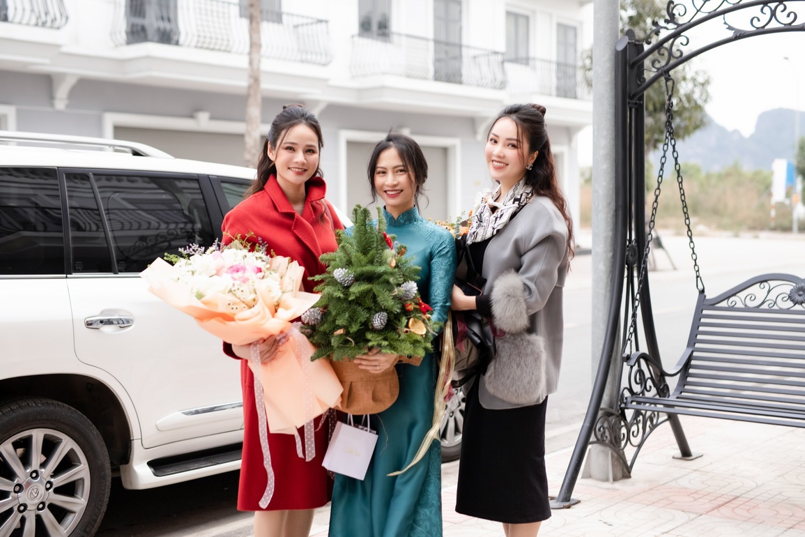 Á hậu Thụy Vân, BTV Thu Hương đọ nhan sắc với áo dài NTK Vũ Thu Trang - 7 Á hậu Thụy Vân, BTV Thu Hương đọ nhan sắc với áo dài NTK Vũ Thu Trang - 7